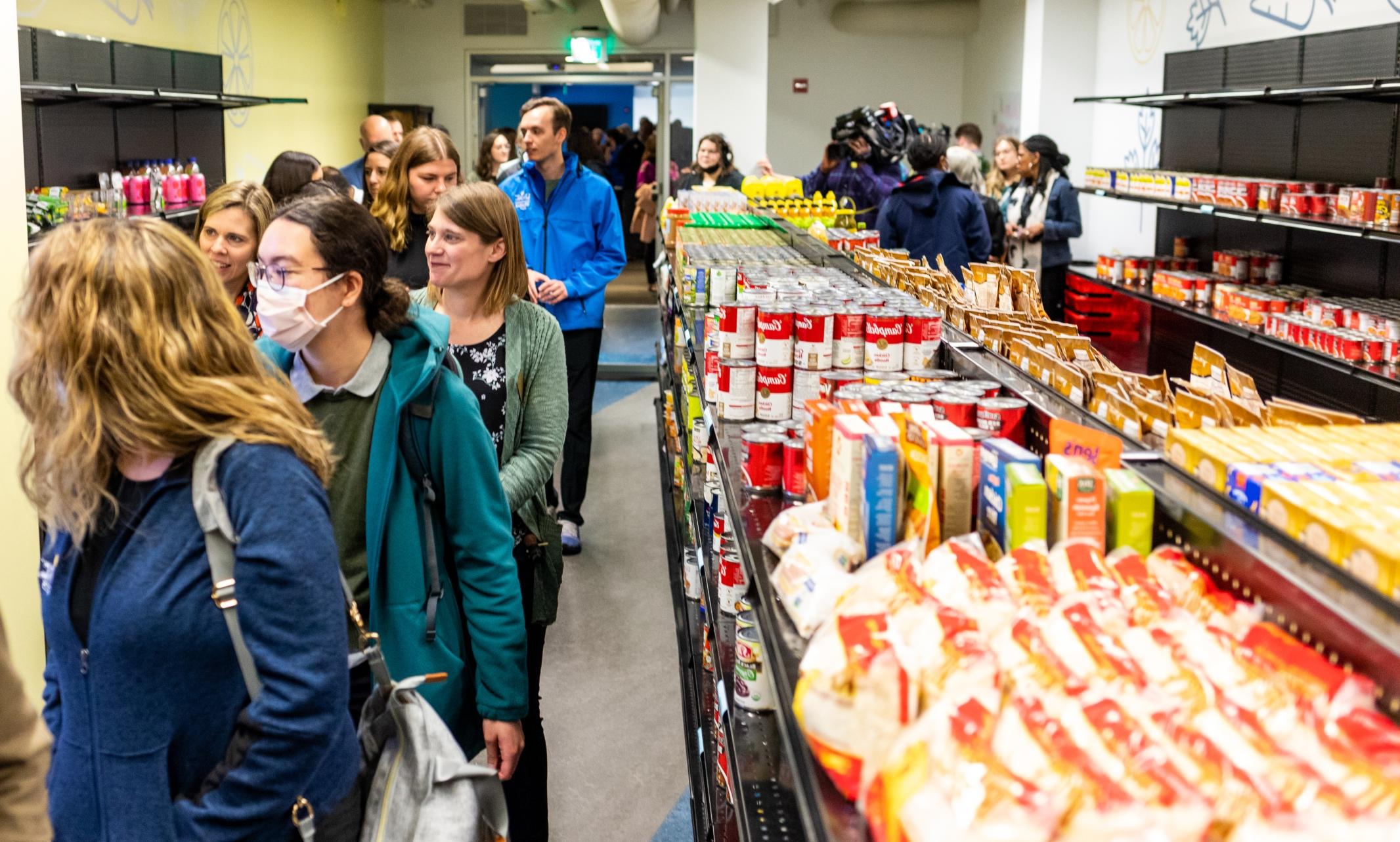 世界杯赌场盘口员工参观袋鼠食品储藏室开幕日