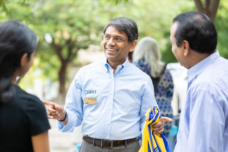 Chancellor Agrawal speaks to parents during move in